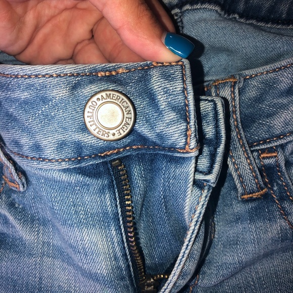 American Eagle Lightwash Jeans - Picture 6 of 6